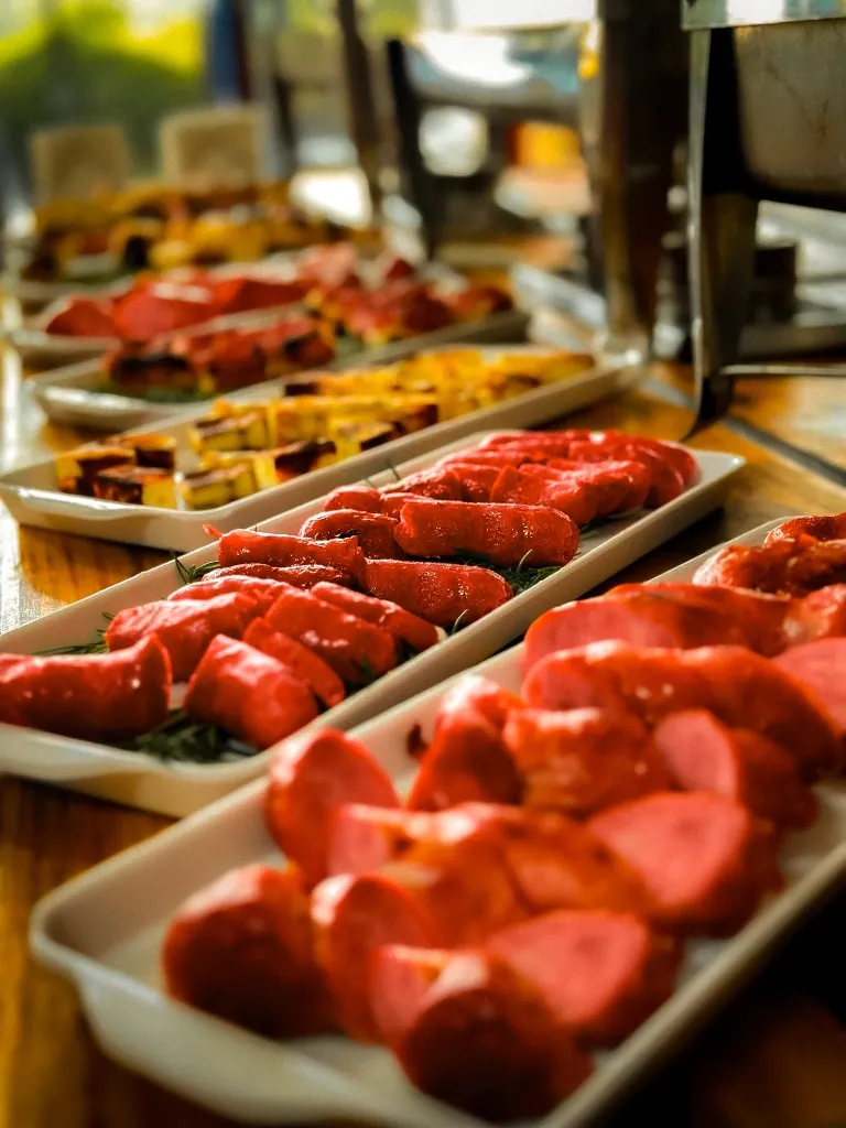 Picanha grelhada servida no ponto exato com guarnições refinadas